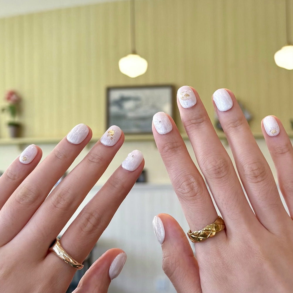 Pearlescent White & Platinum Glitter Press-On Nails - 3D Line Art Design